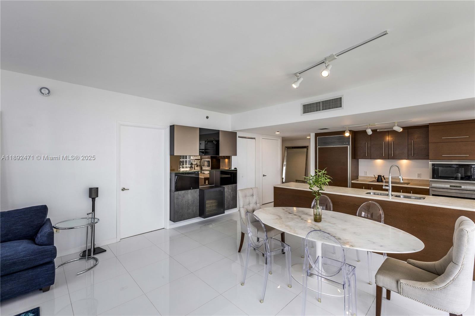 475 Brickell Ave # 4015