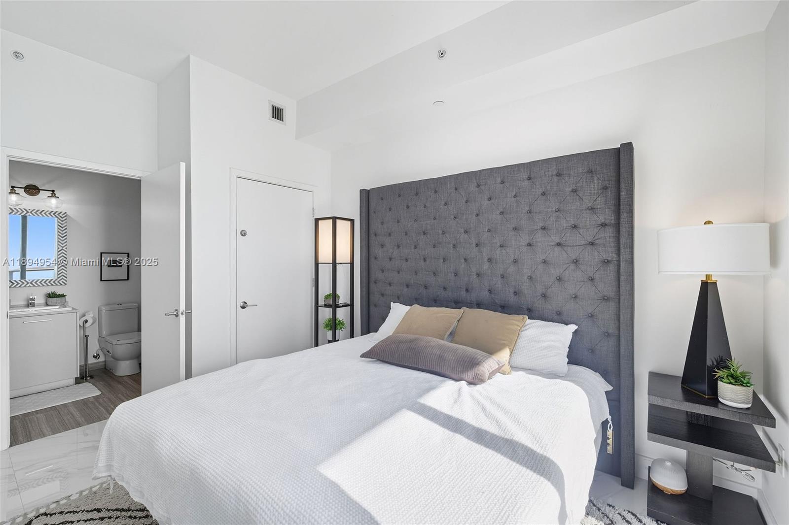 1010 Brickell Ave # 4704