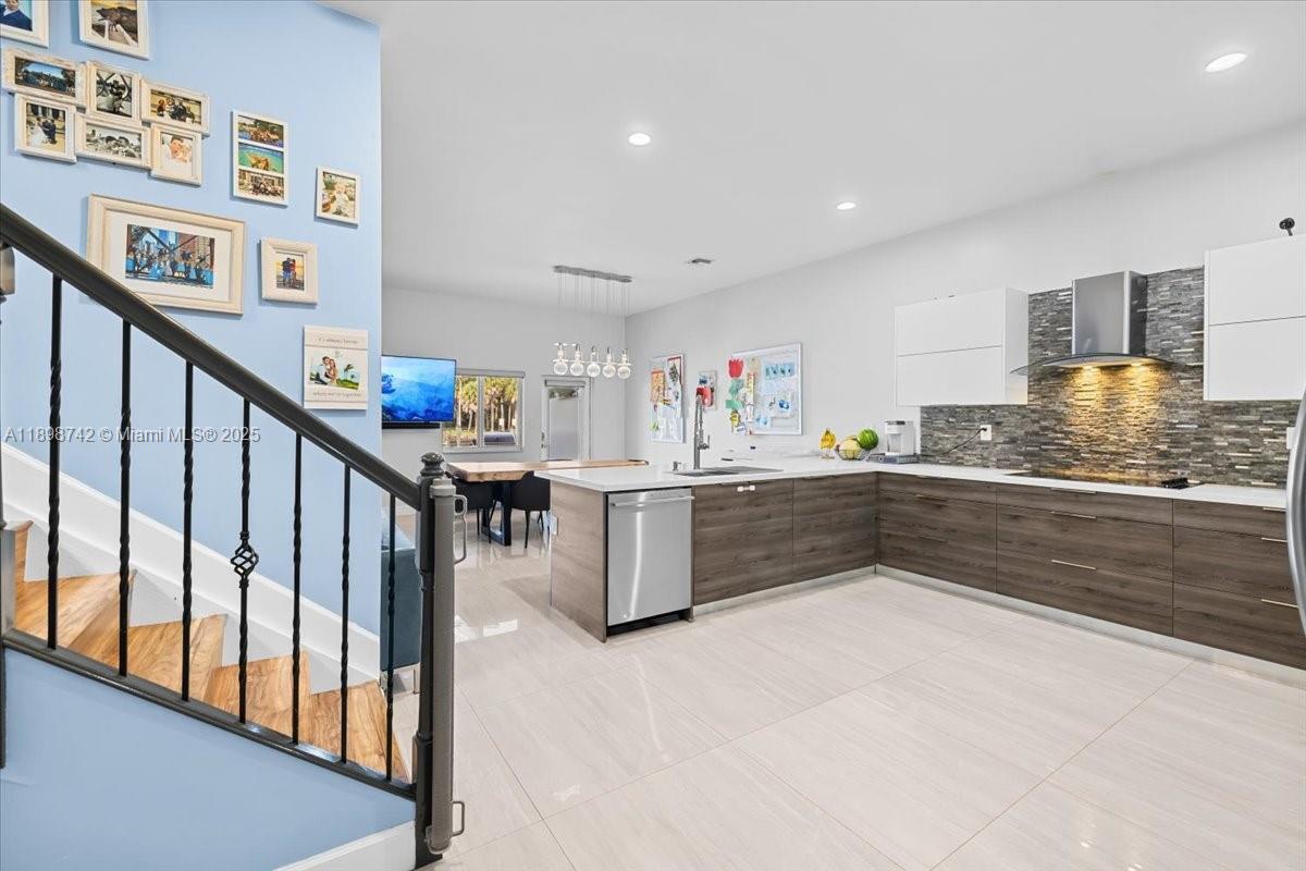 2726 Treasure Cove Cir, Dania Beach