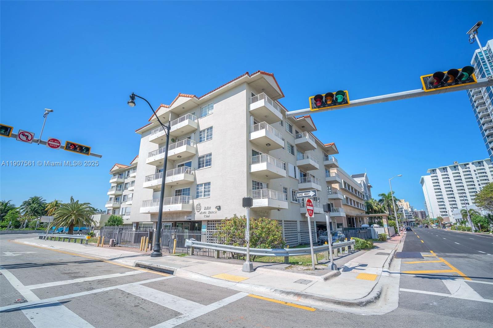 2600 Collins Ave # 206