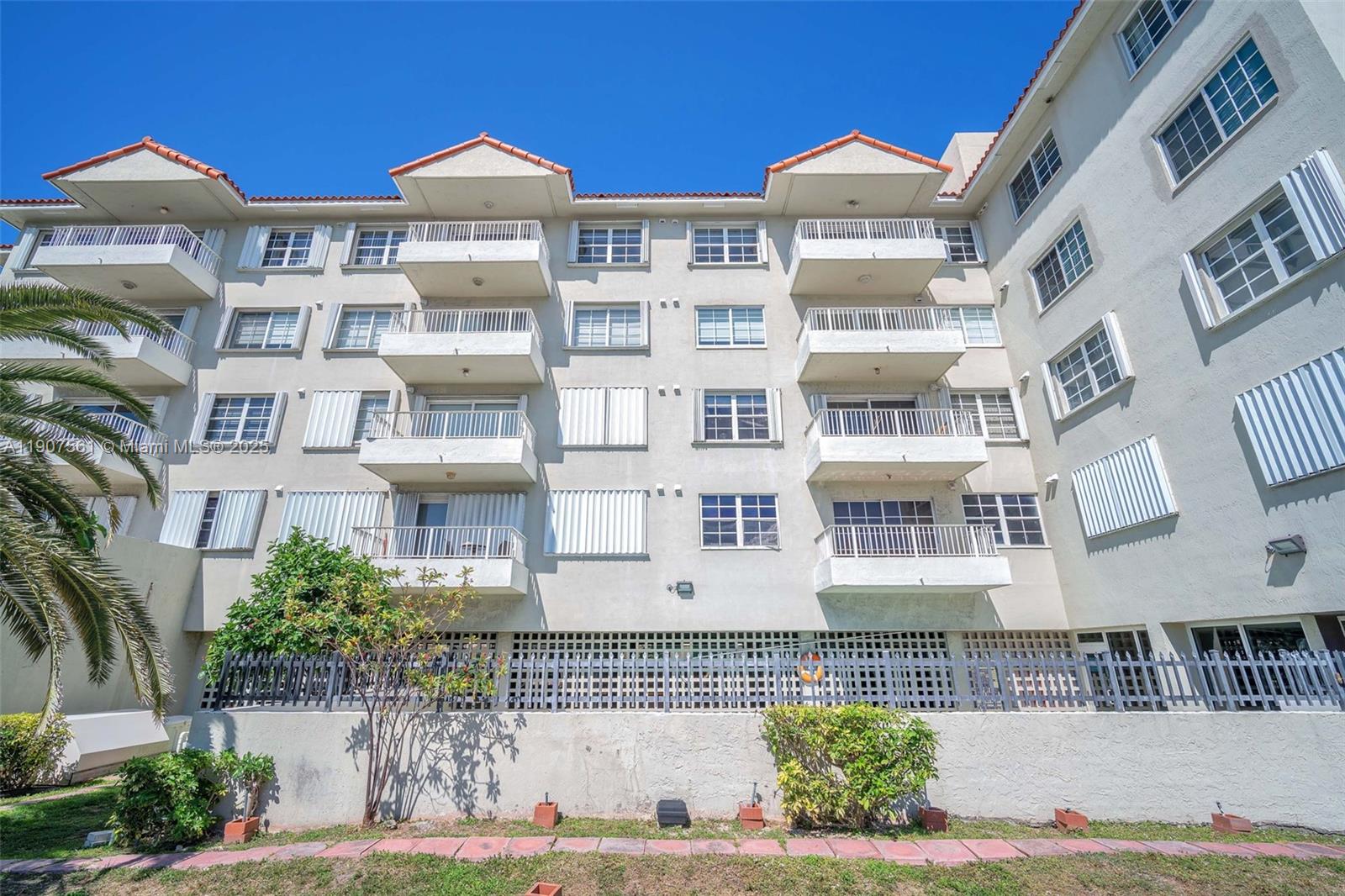 2600 Collins Ave # 206