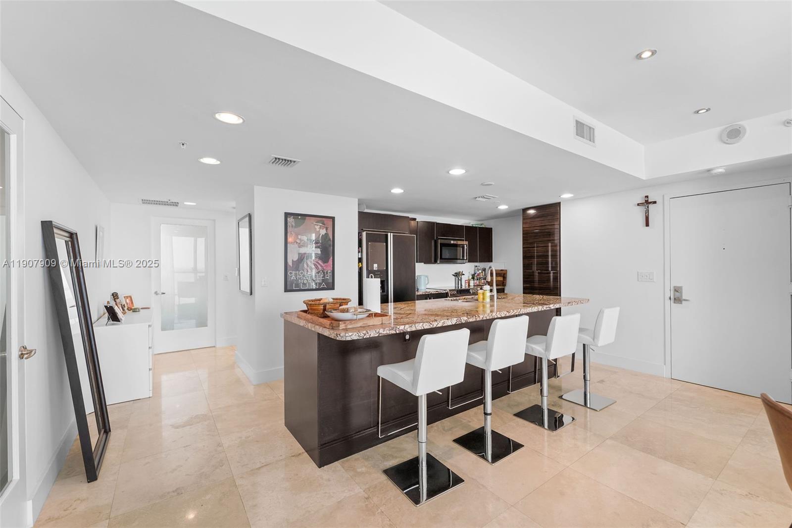 665 NE 25th St # 01 Unit: PHI-01