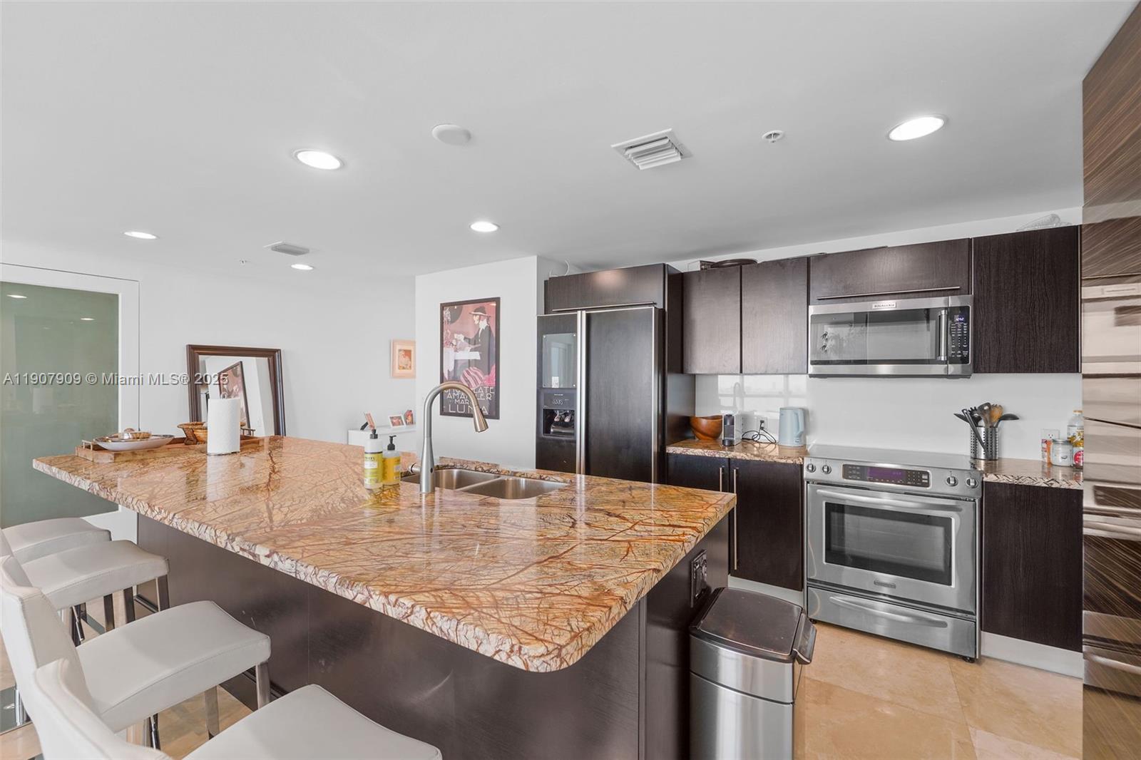 665 NE 25th St # 01 Unit: PHI-01