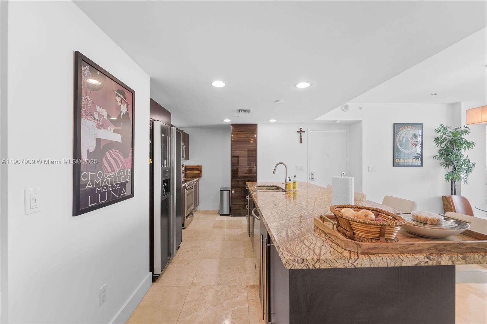 665 NE 25th St # 01 Unit: PHI-01