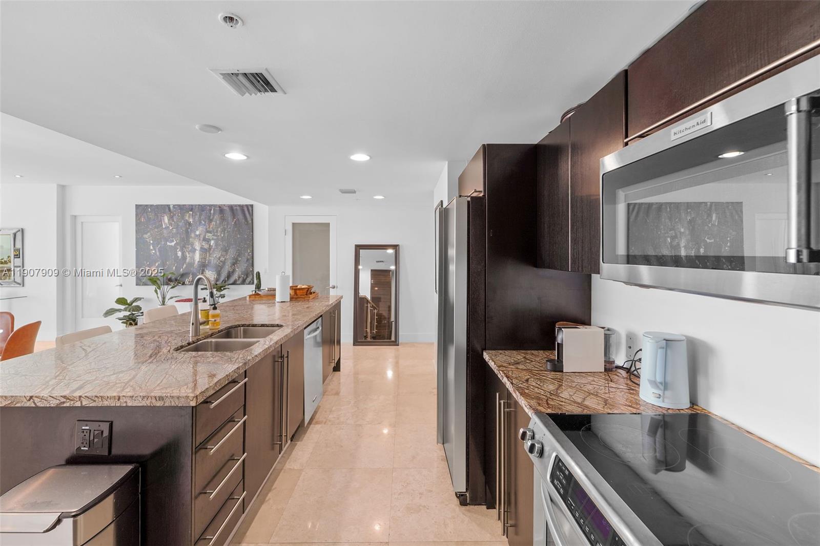 665 NE 25th St # 01 Unit: PHI-01