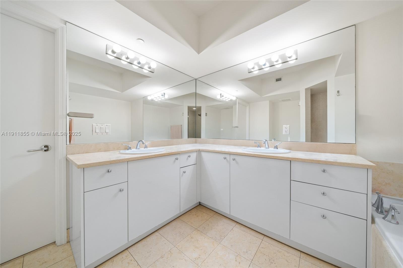 19900 E Country Club Dr # 816