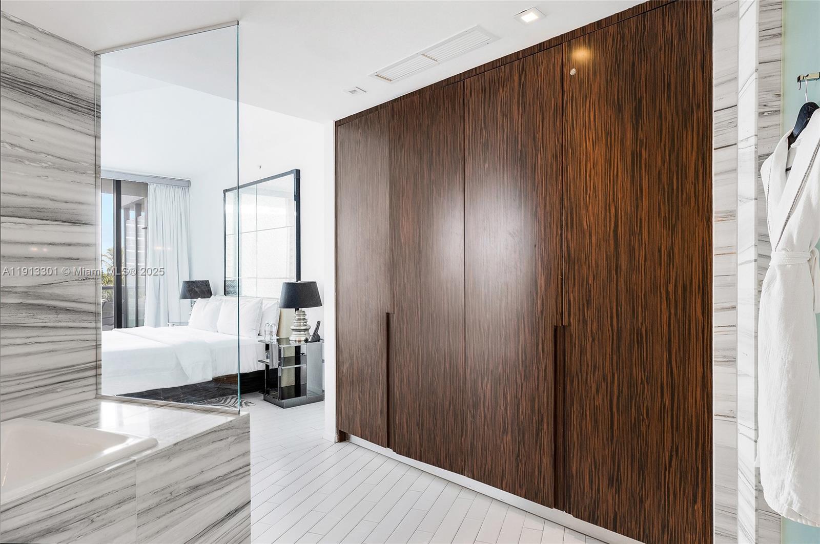 2201 Collins Ave # 431