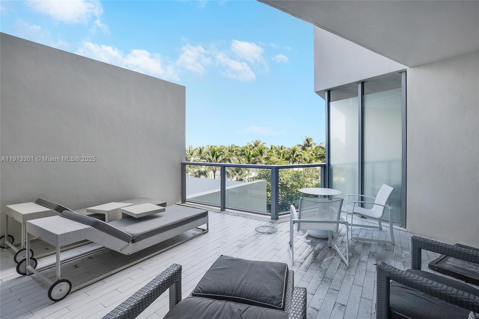 2201 Collins Ave # 431