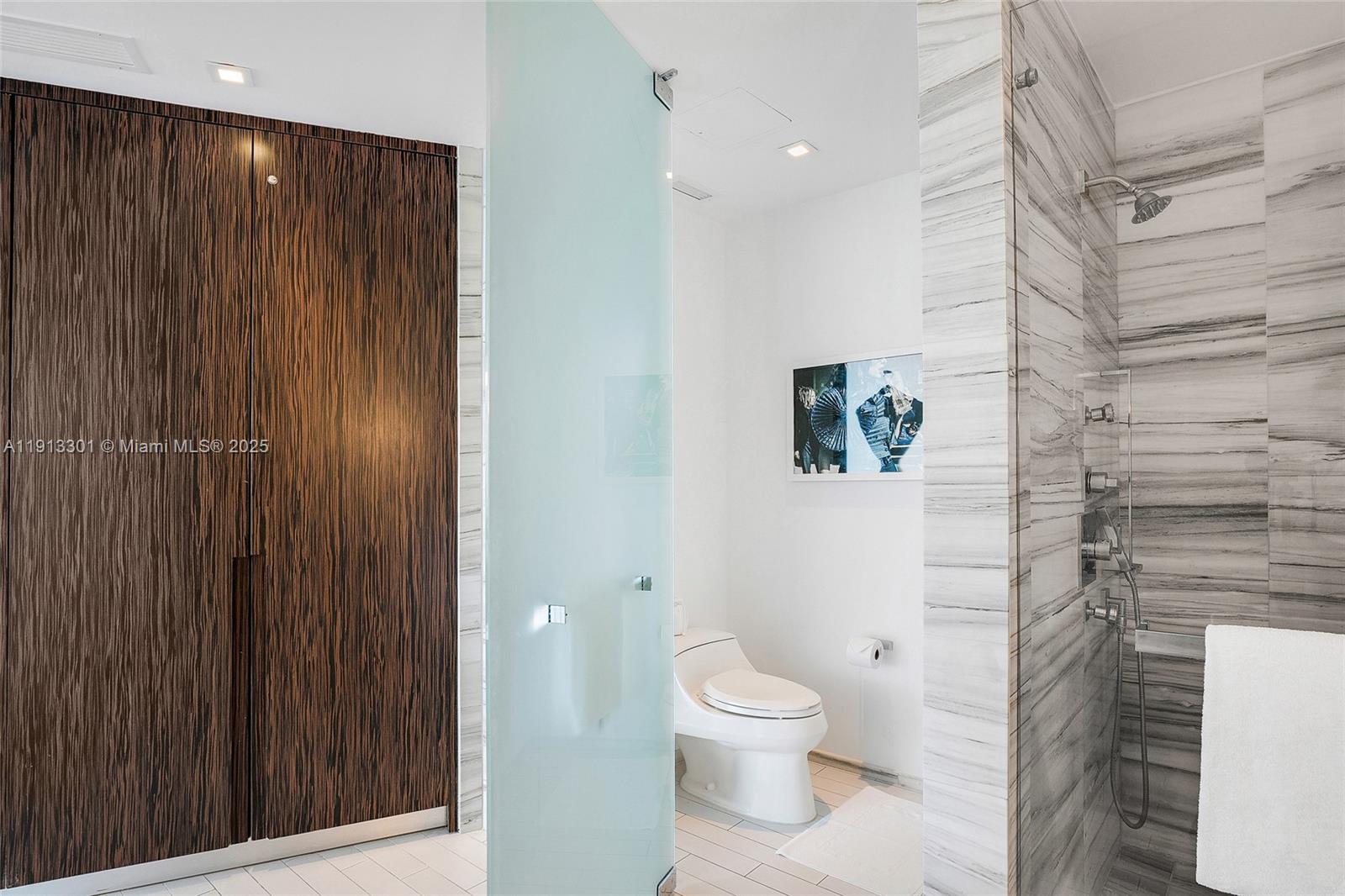 2201 Collins Ave # 431