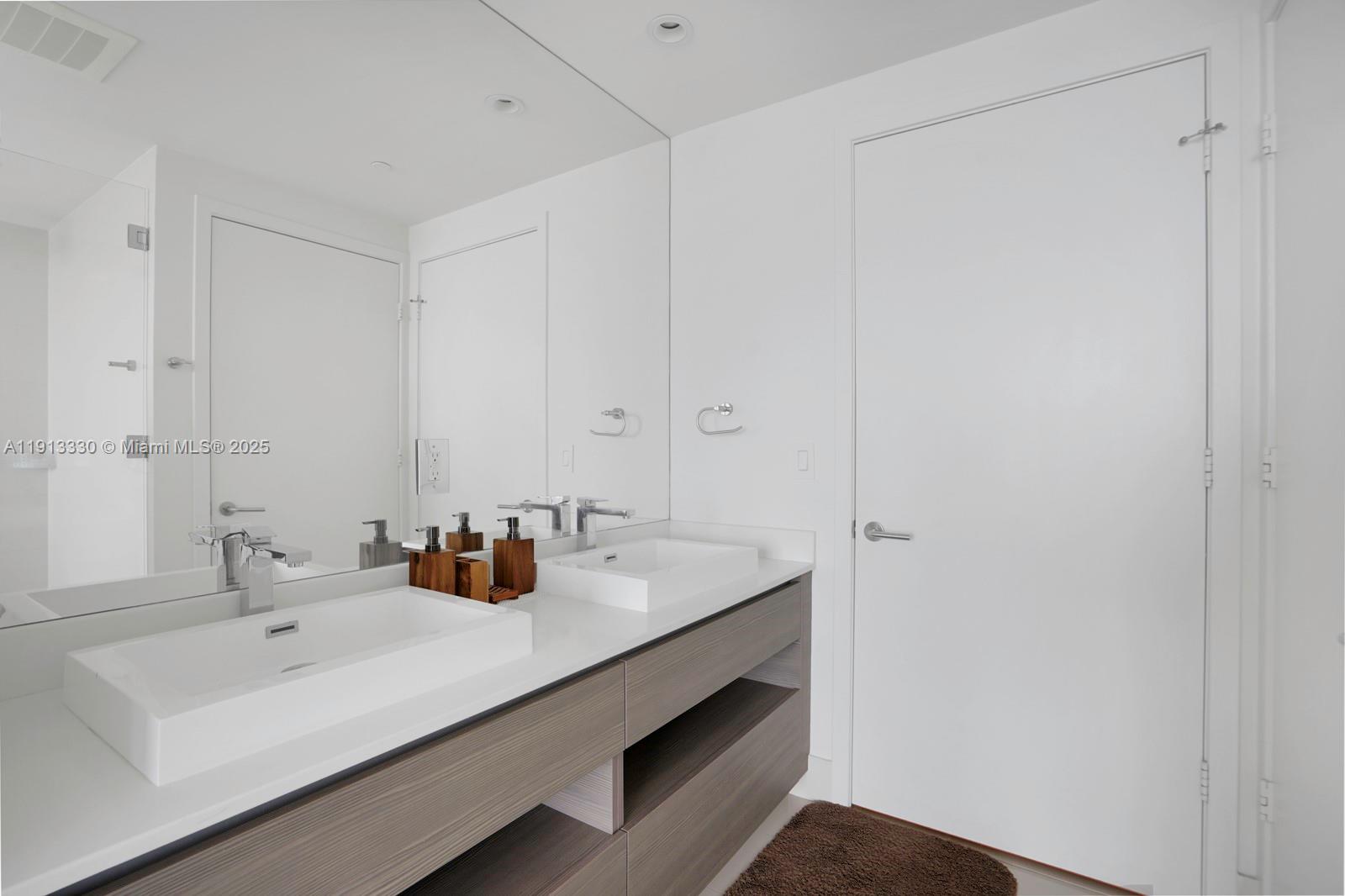 460 NE 28th St # 2806