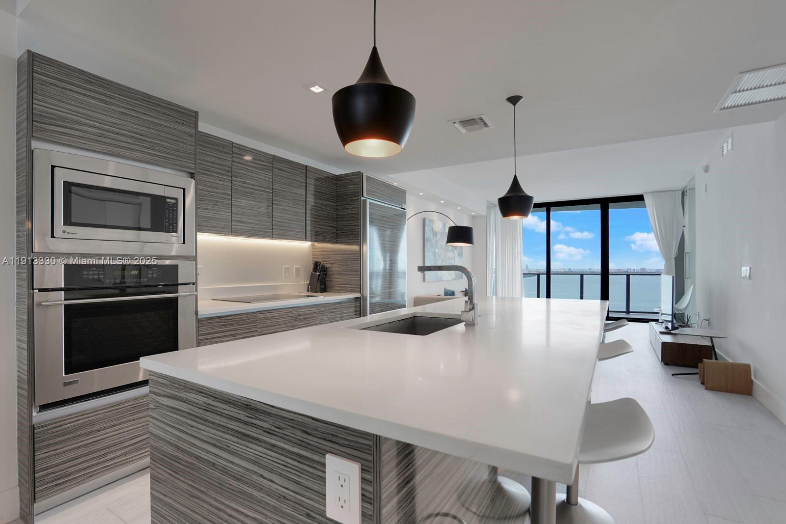 460 NE 28th St # 2806