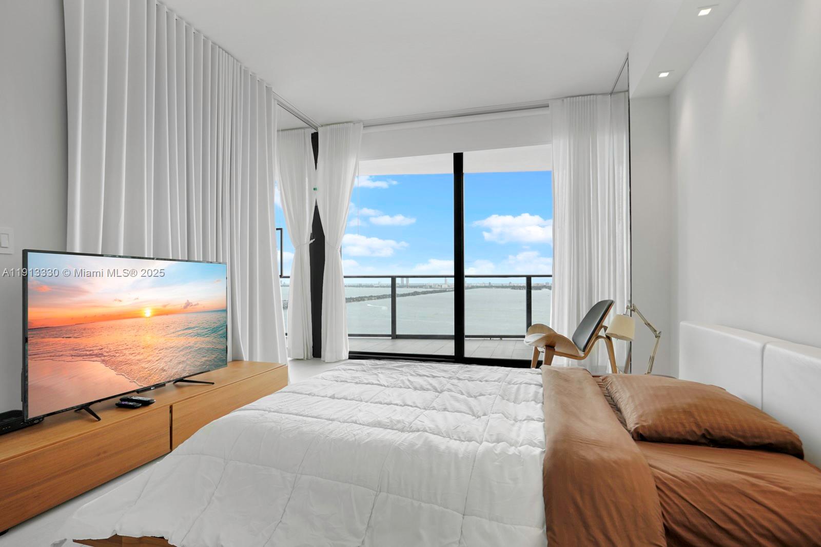 460 NE 28th St # 2806