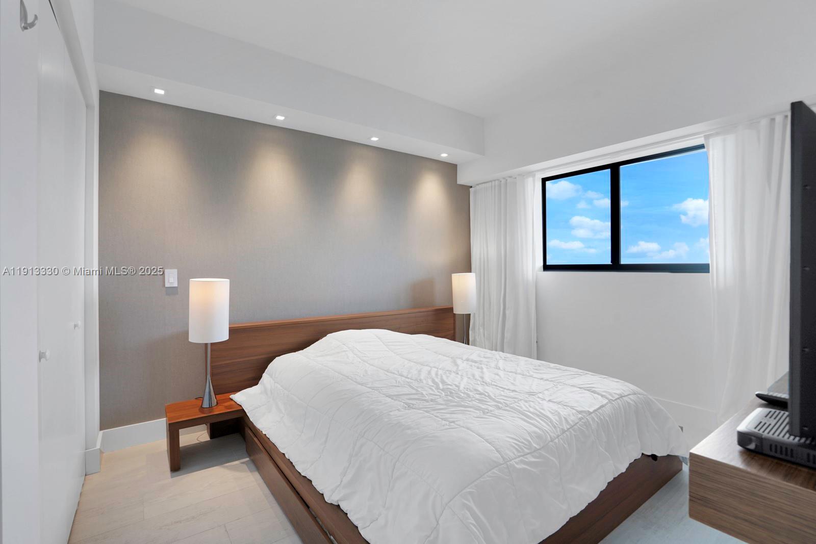 460 NE 28th St # 2806