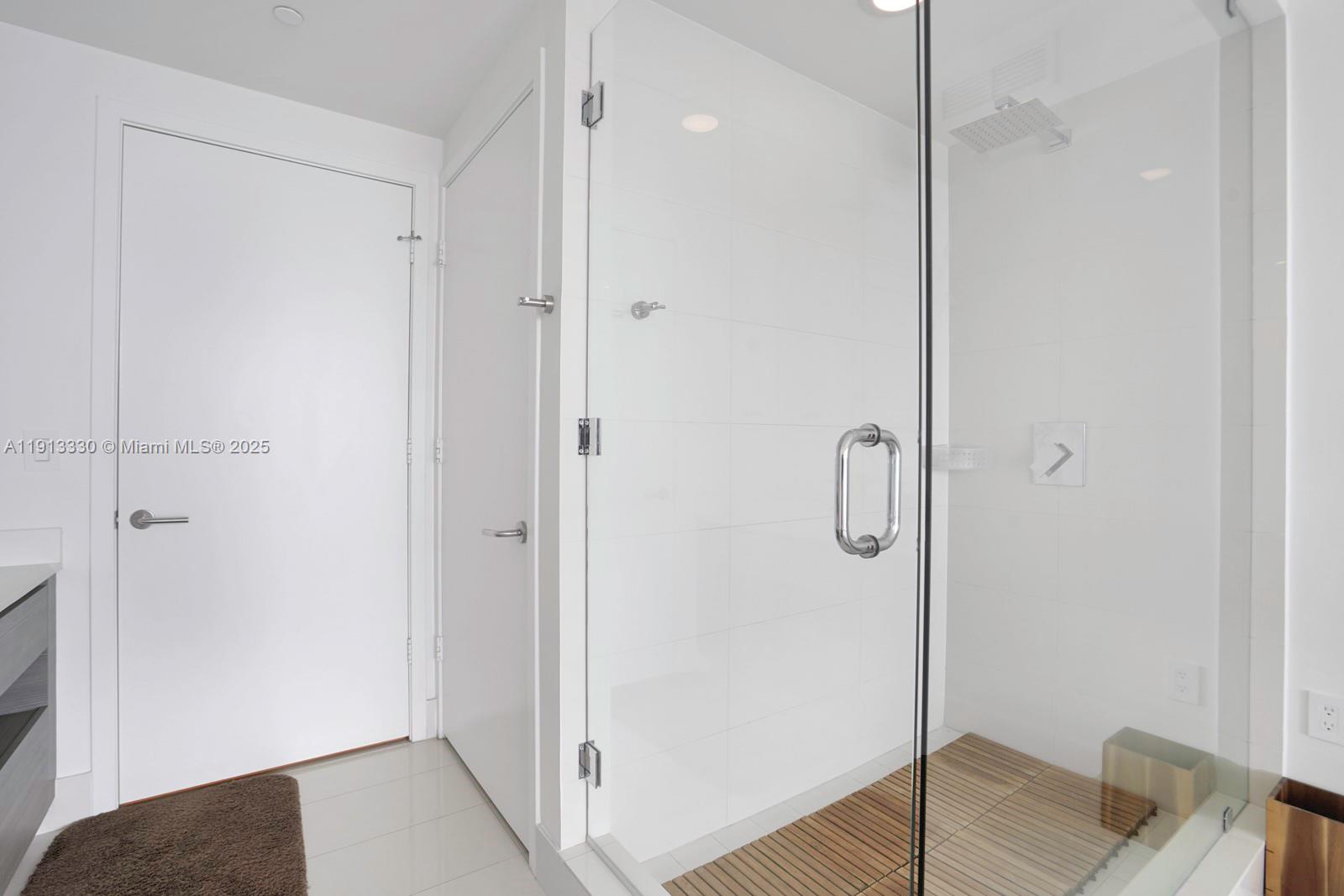 460 NE 28th St # 2806