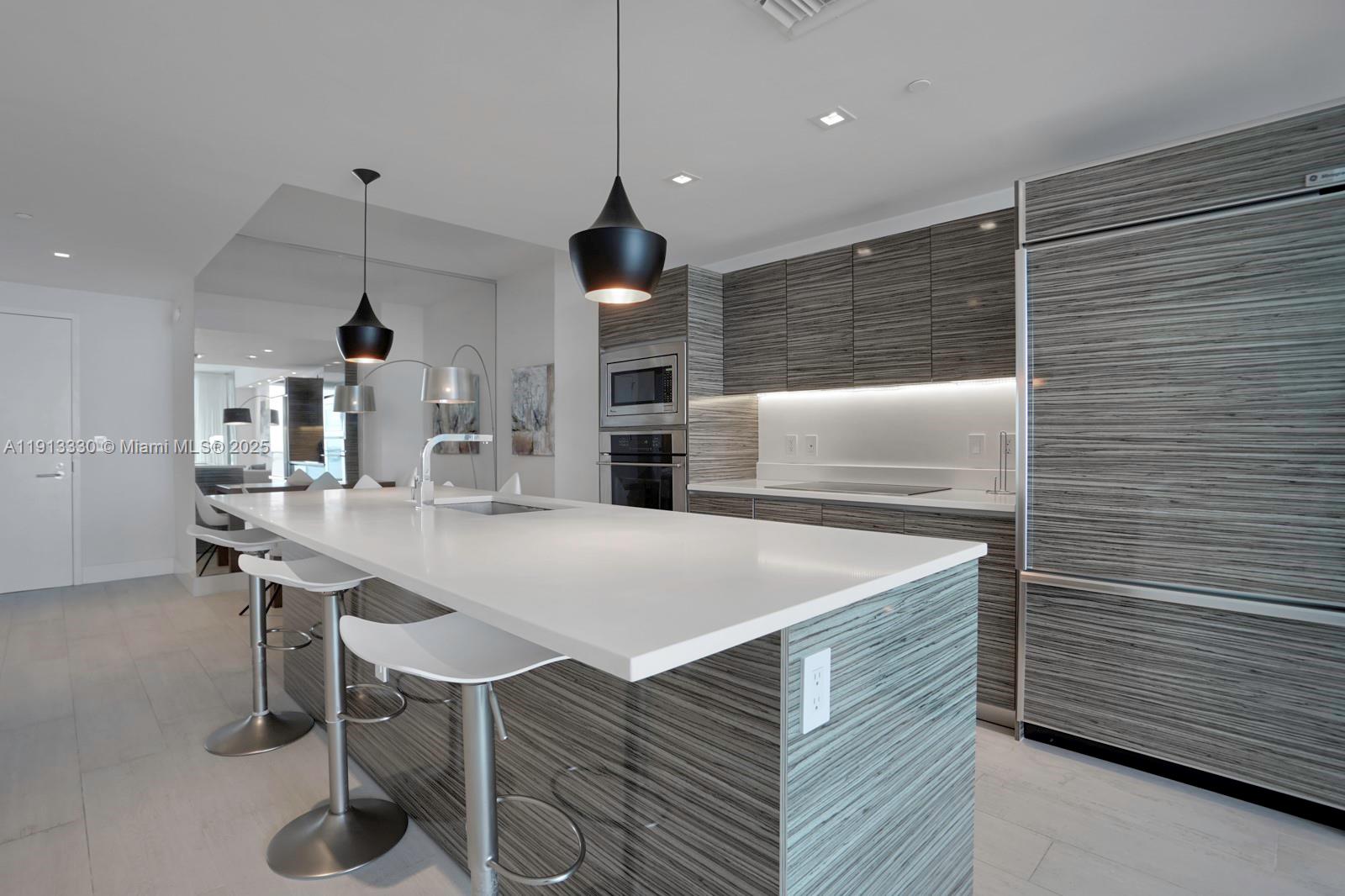 460 NE 28th St # 2806