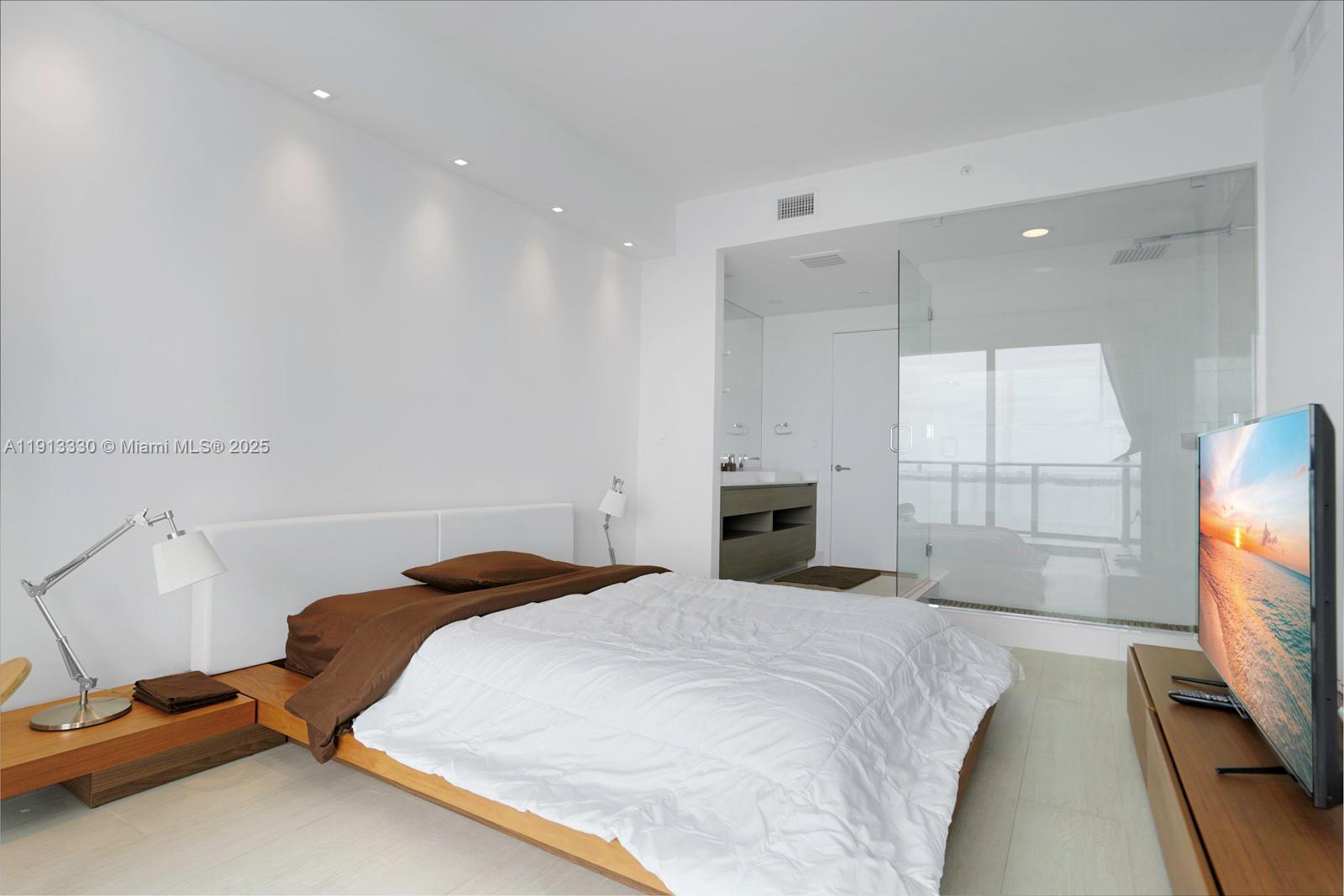 460 NE 28th St # 2806