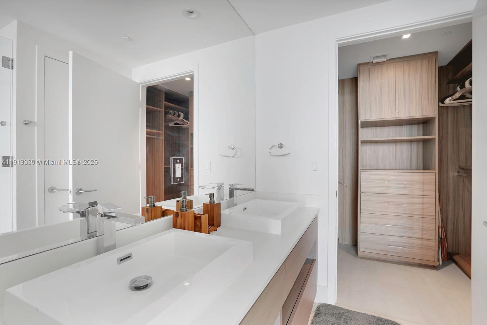 460 NE 28th St # 2806