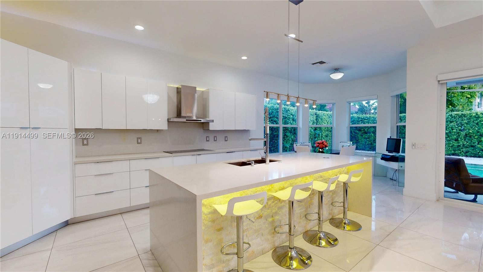 1946 Harbor View Cir