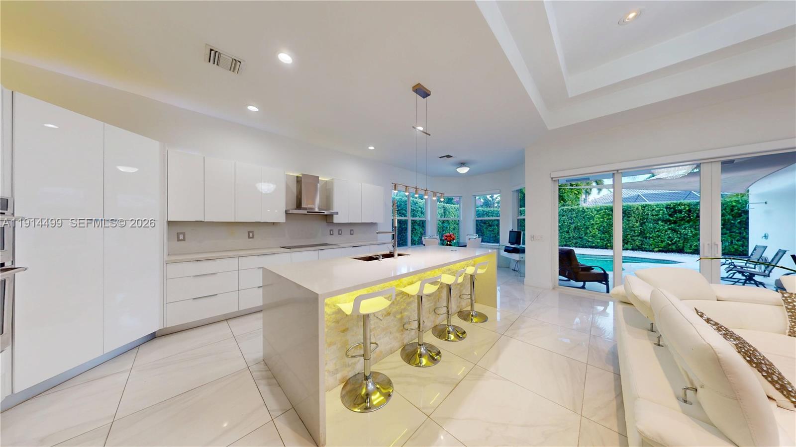 1946 Harbor View Cir