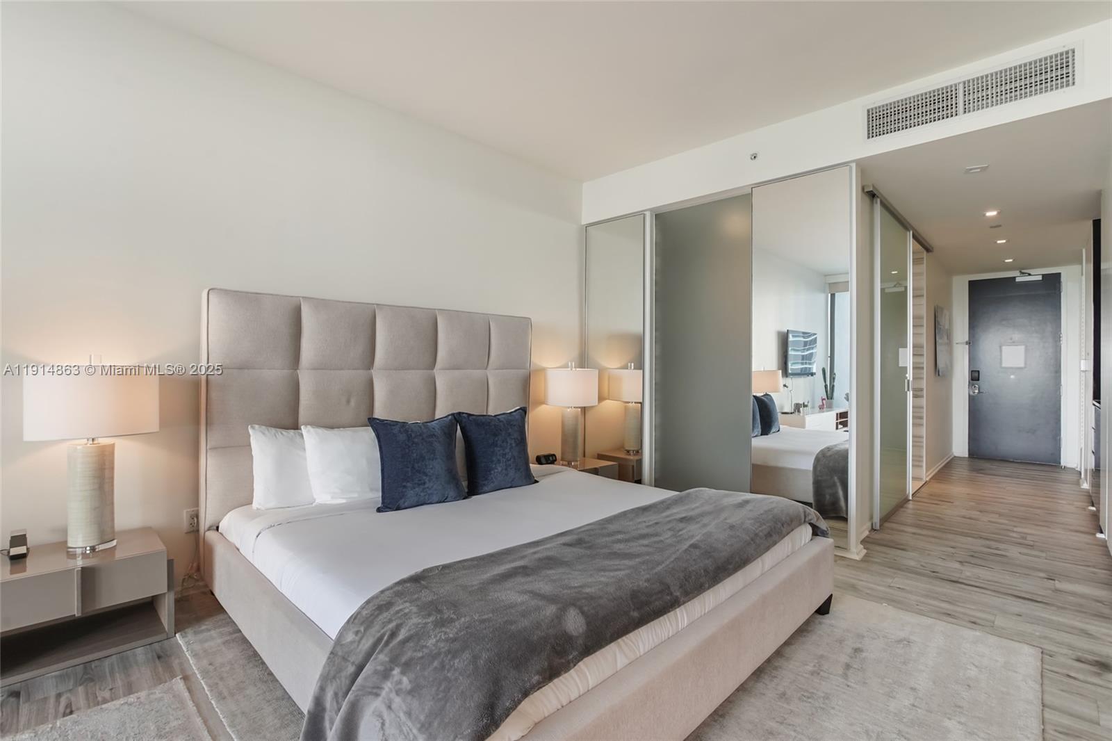 2201 Collins Ave # 523