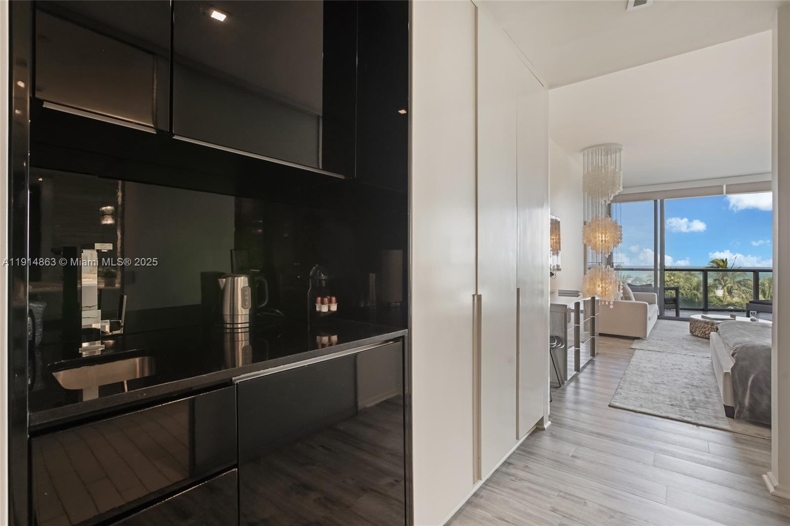 2201 Collins Ave # 523