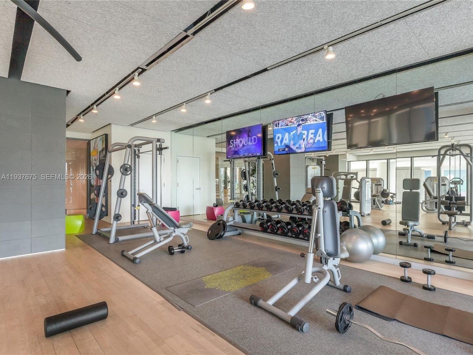 460 NE 28th St # 808