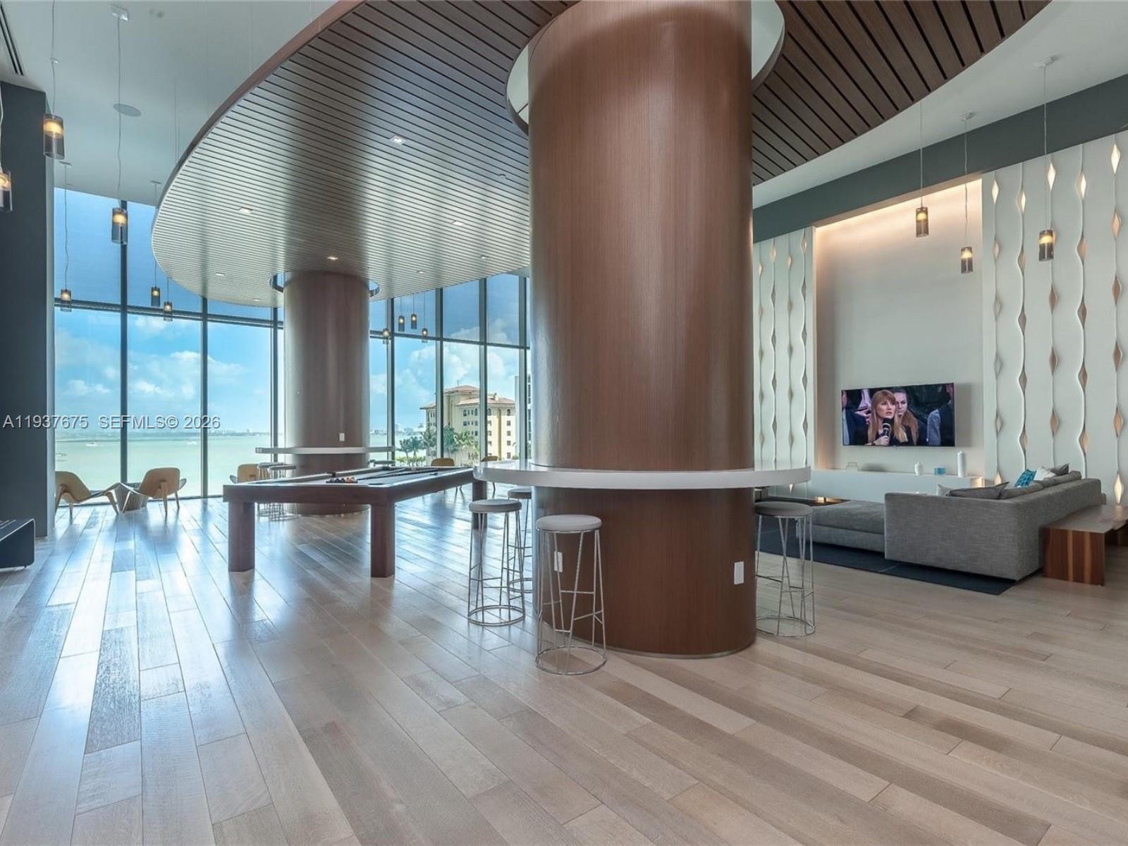 460 NE 28th St # 808