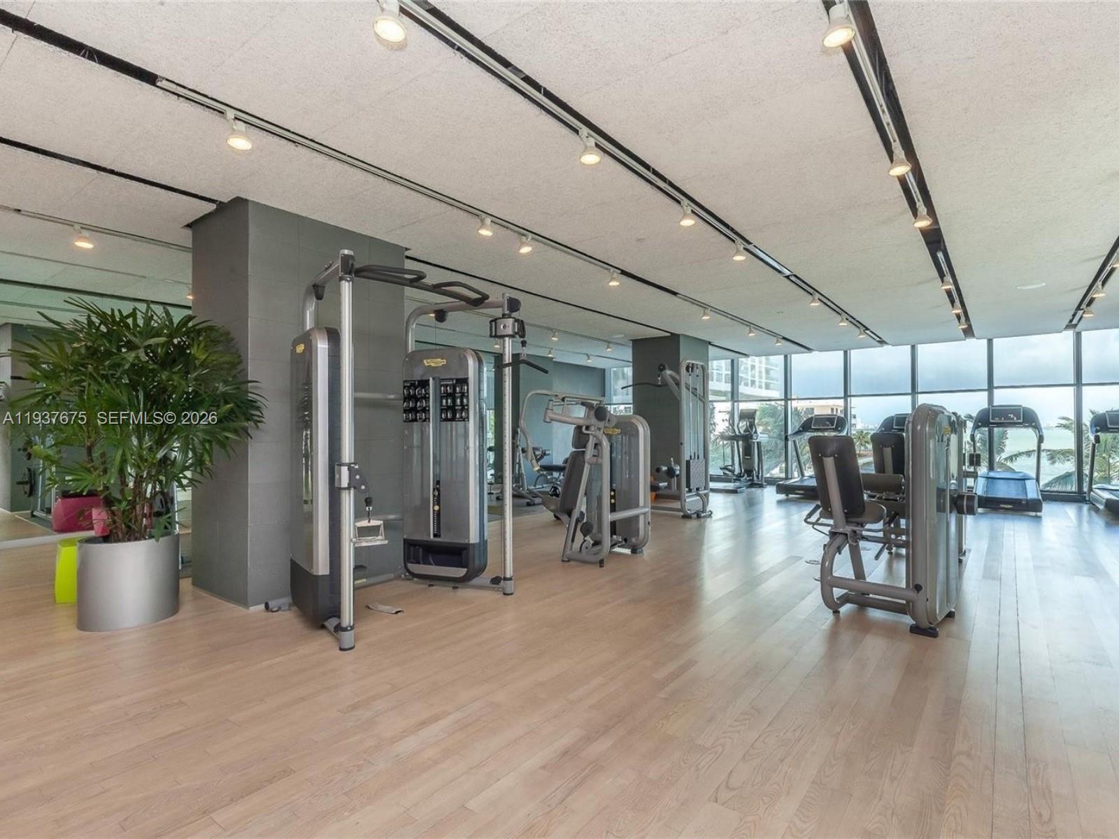 460 NE 28th St # 808