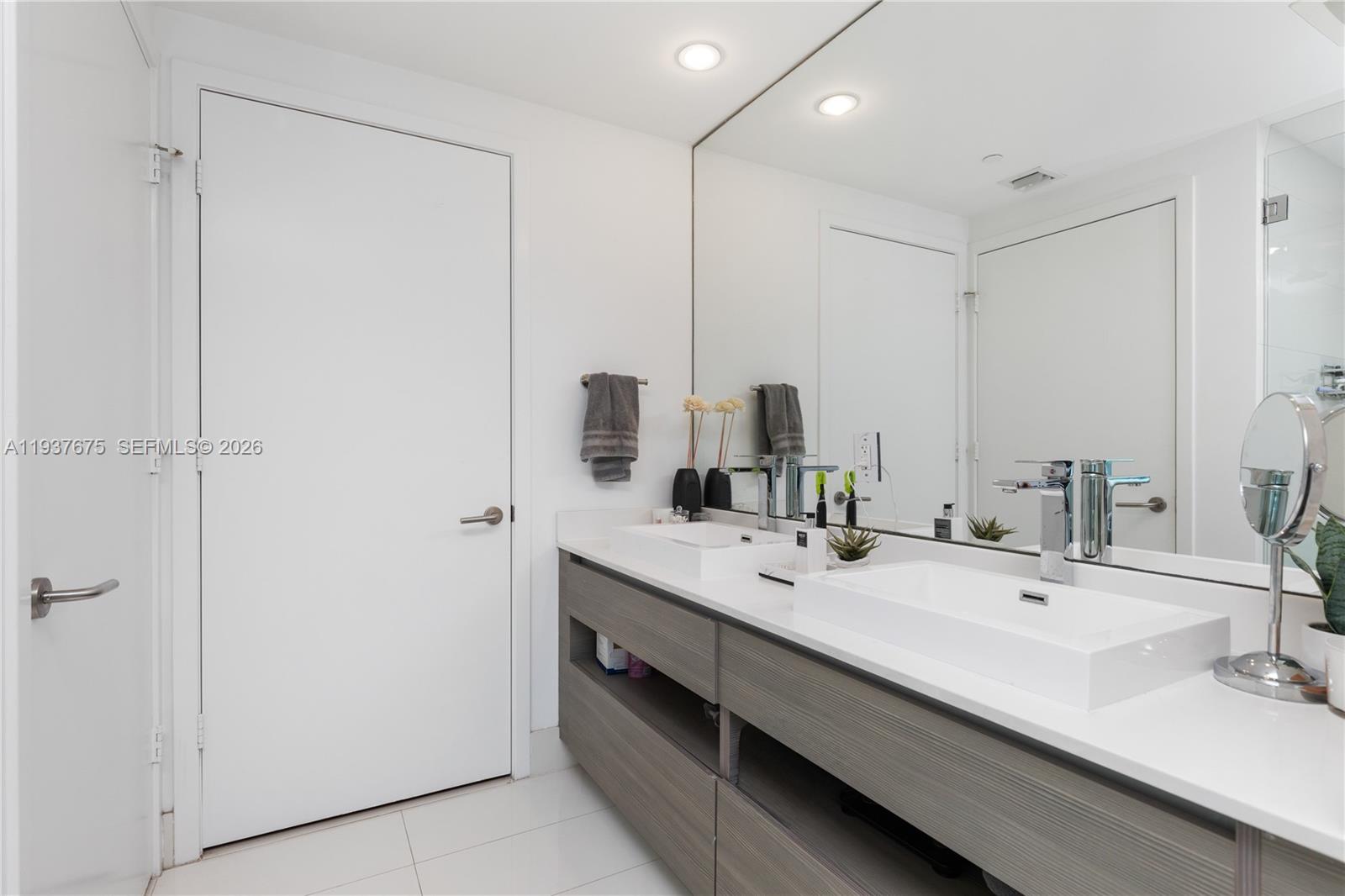 460 NE 28th St # 808