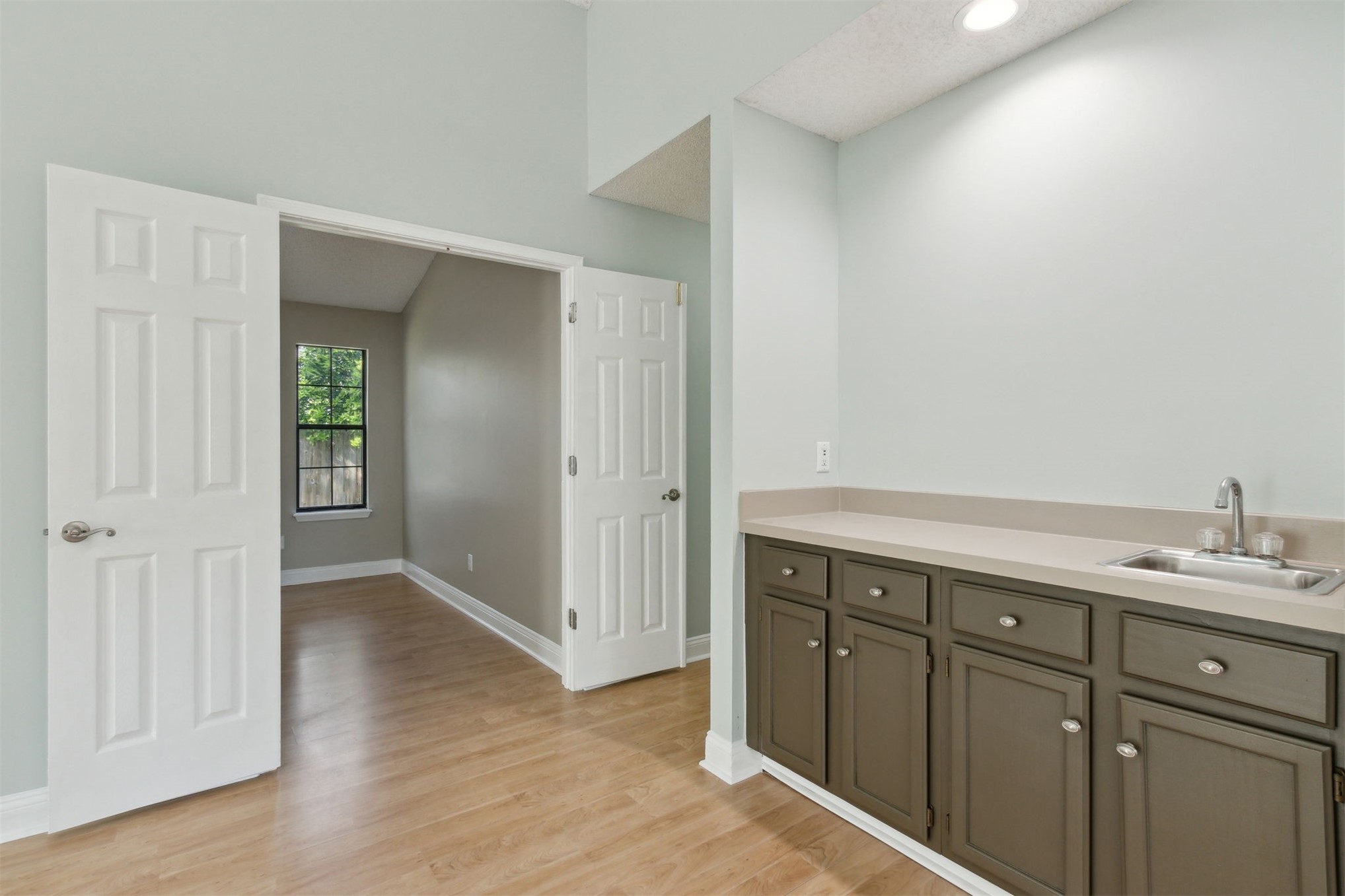 2027 BONNIE OAKS DRIVE