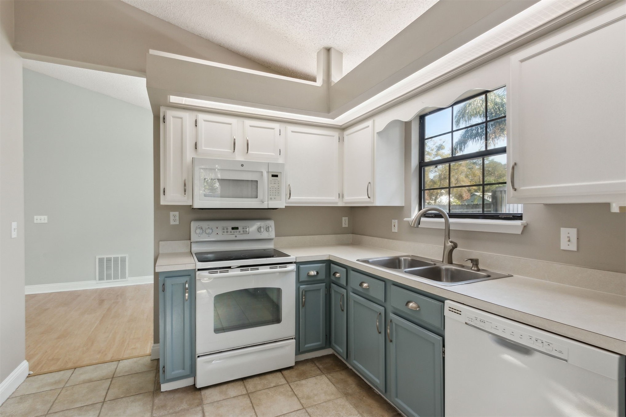 2027 BONNIE OAKS DRIVE