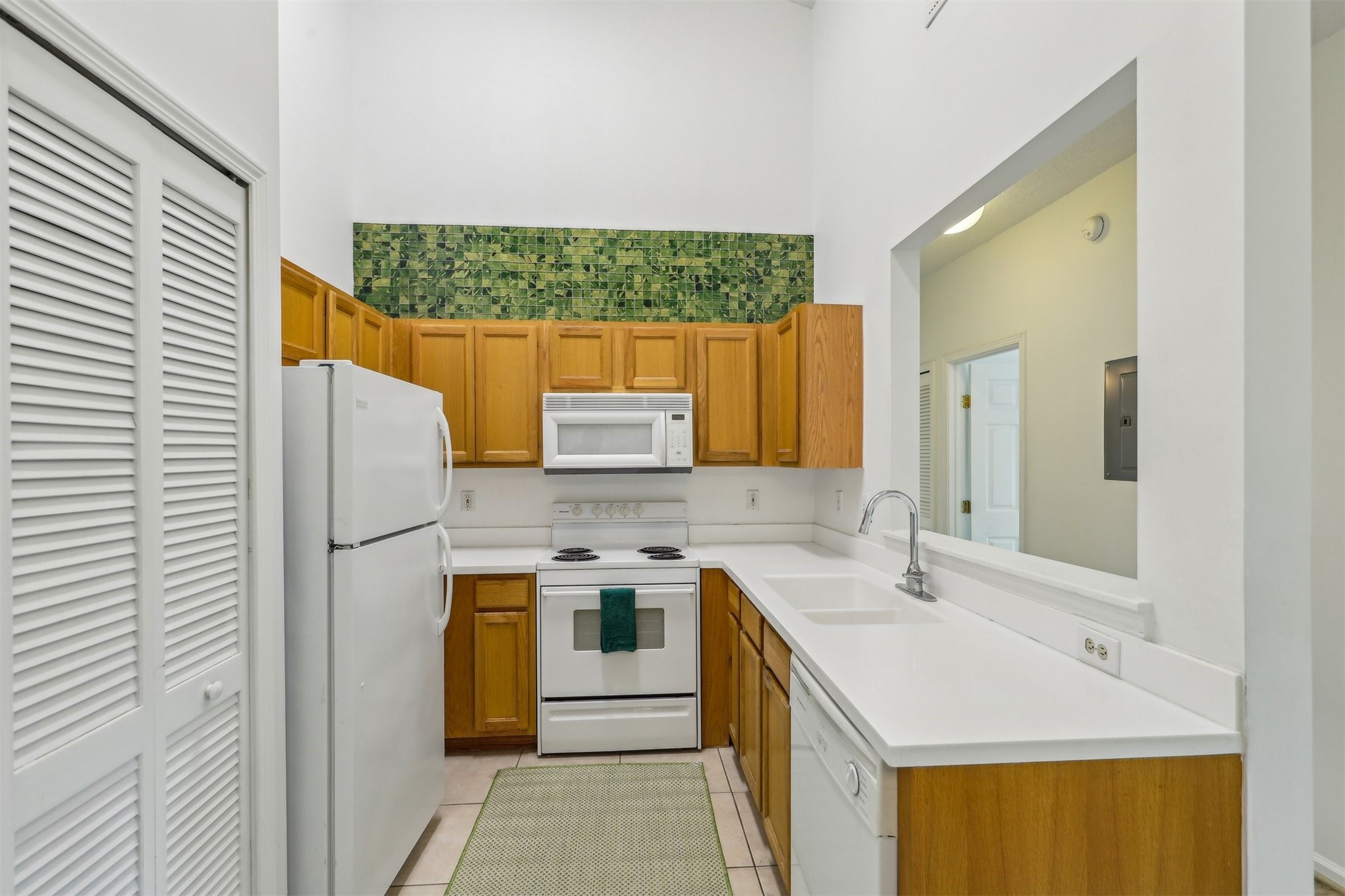 1601 NECTARINE STREET J5