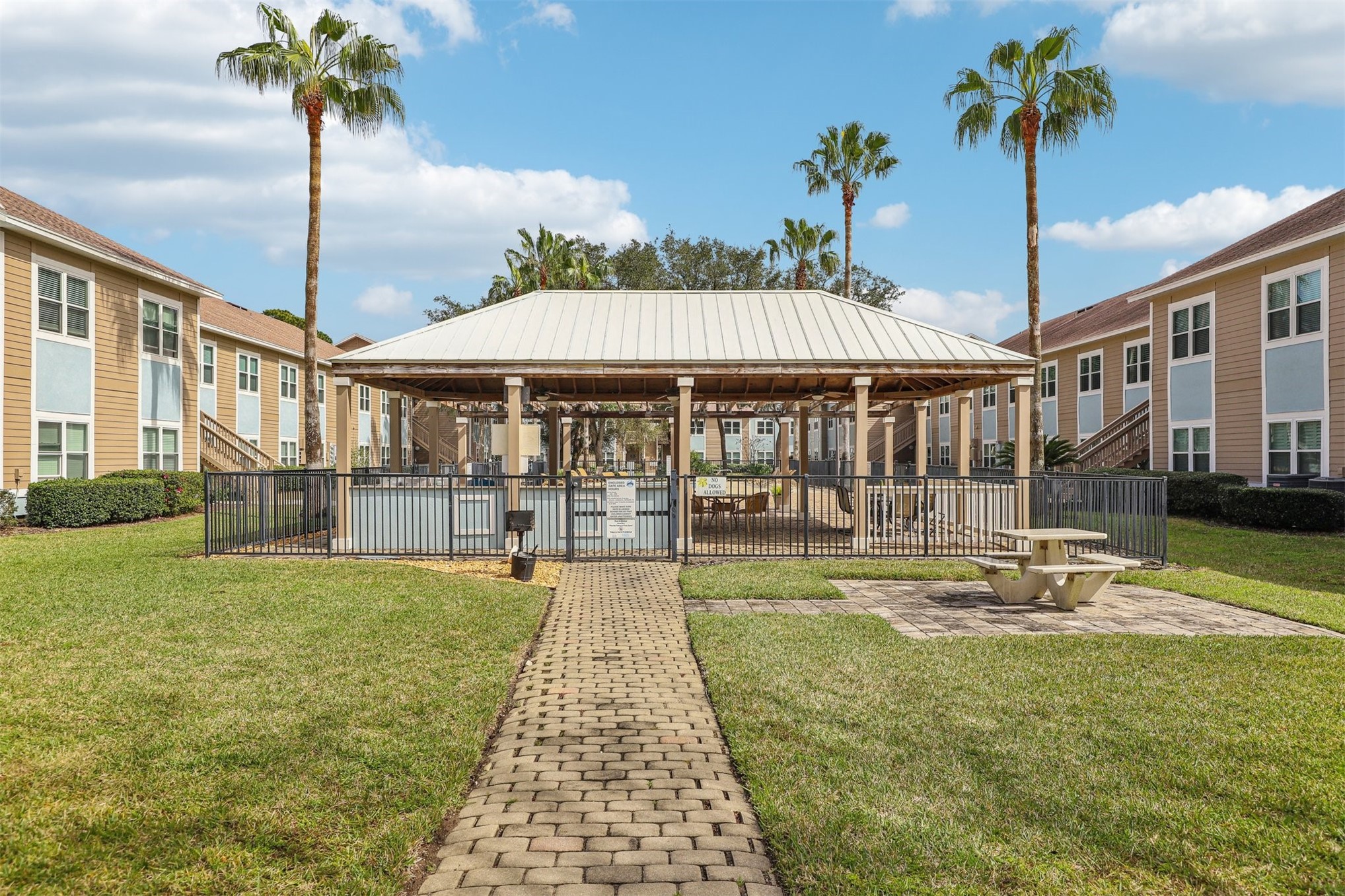 1601 NECTARINE STREET J5