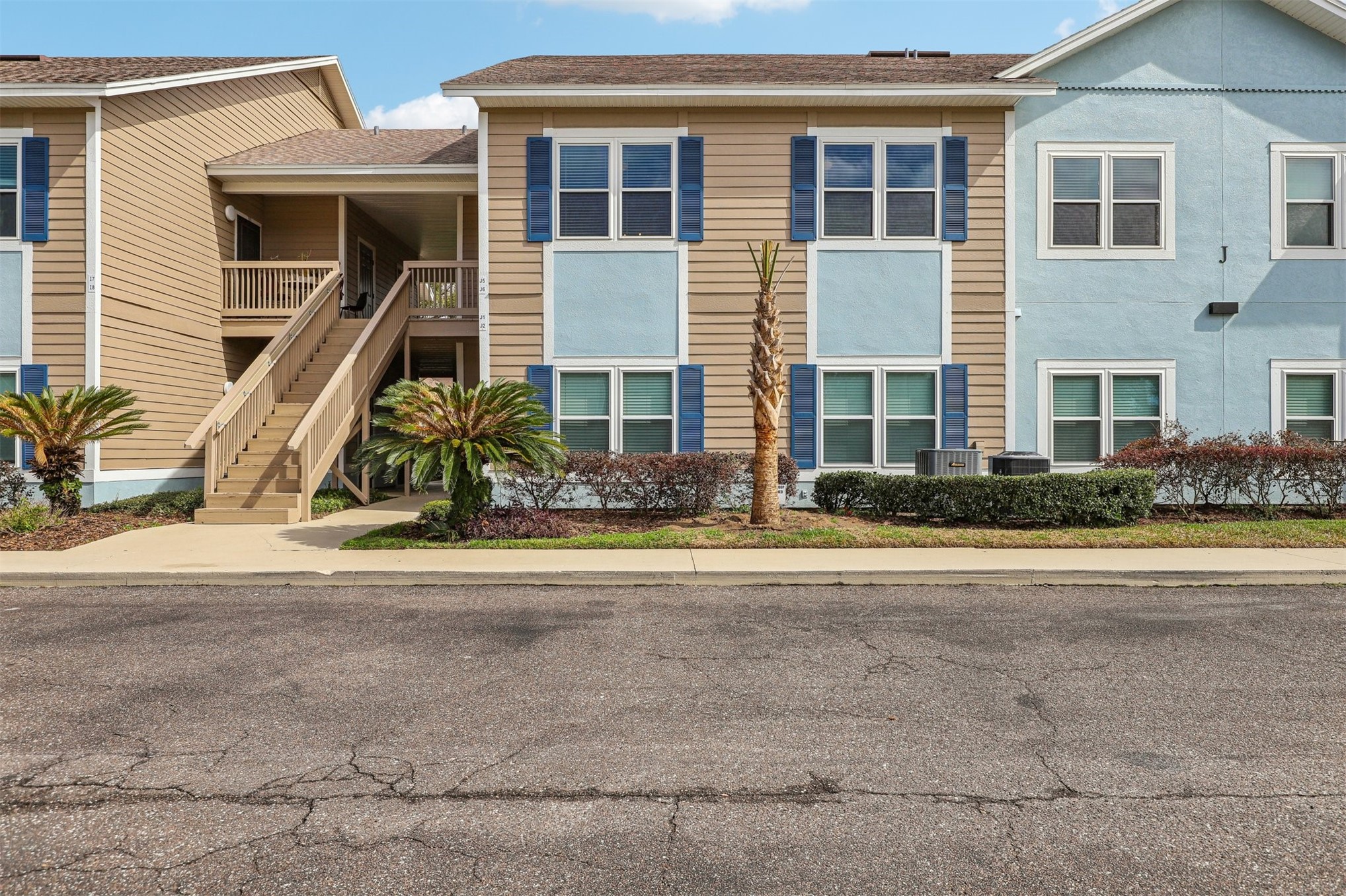 1601 NECTARINE STREET J5
