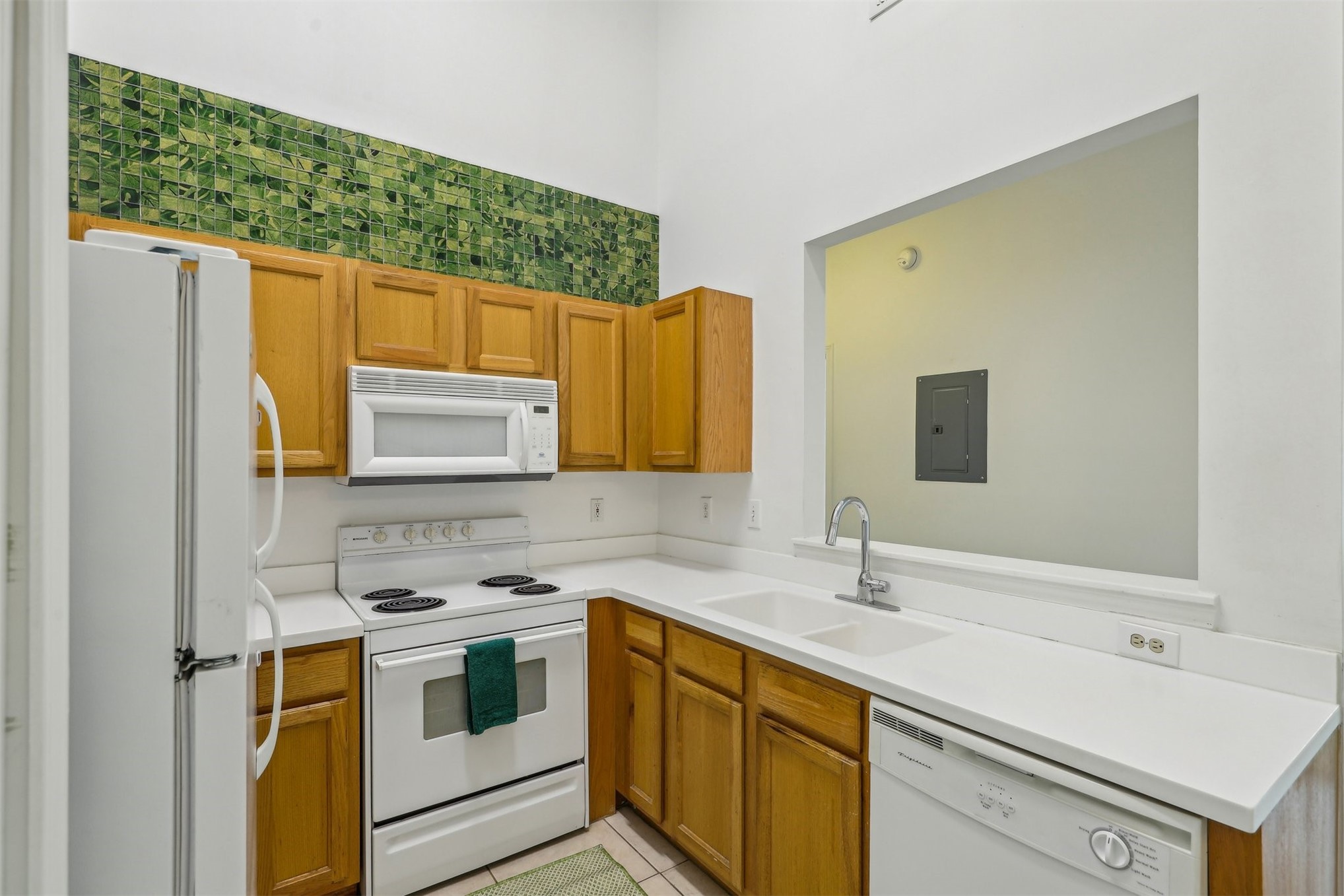 1601 NECTARINE STREET J5