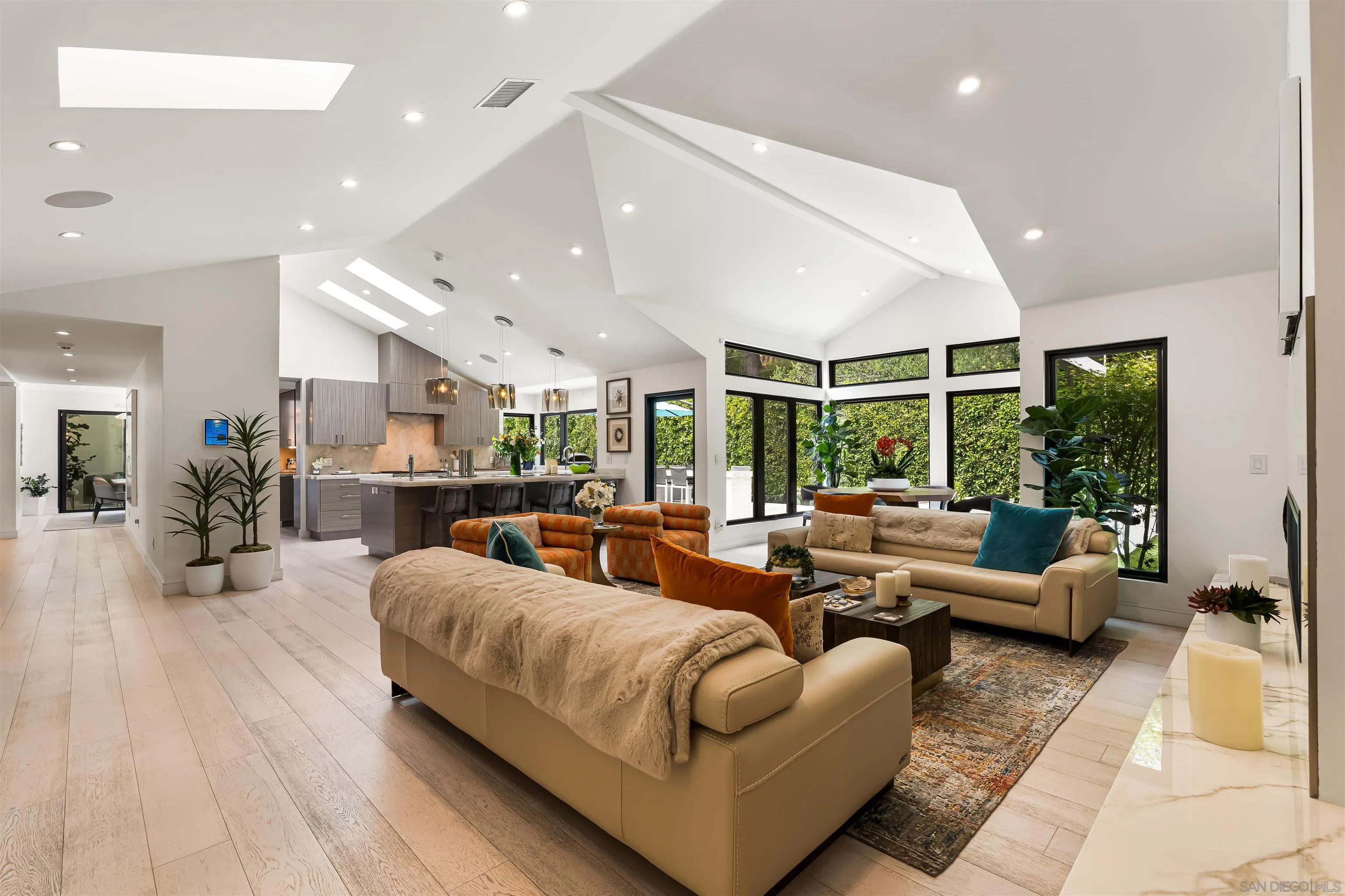 6887 Avenida Andorra