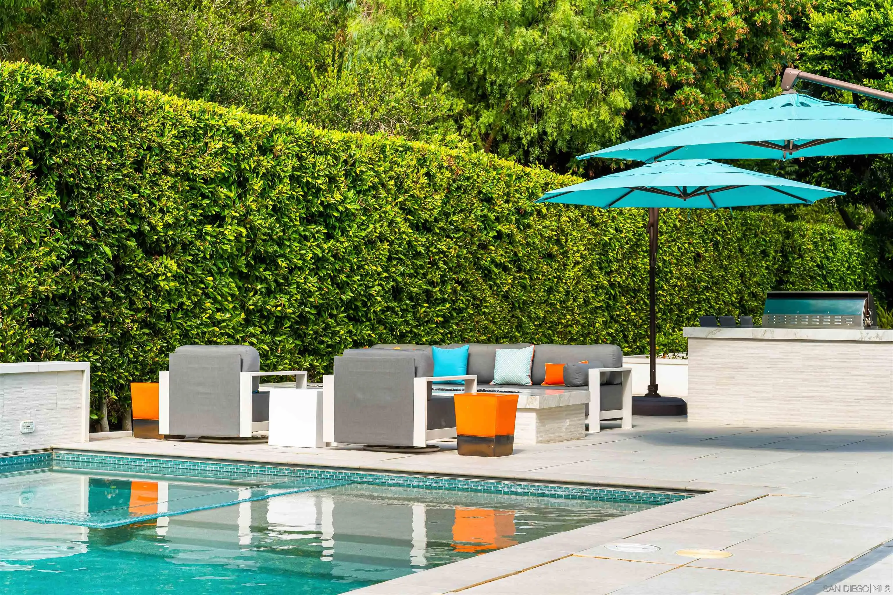 6887 Avenida Andorra