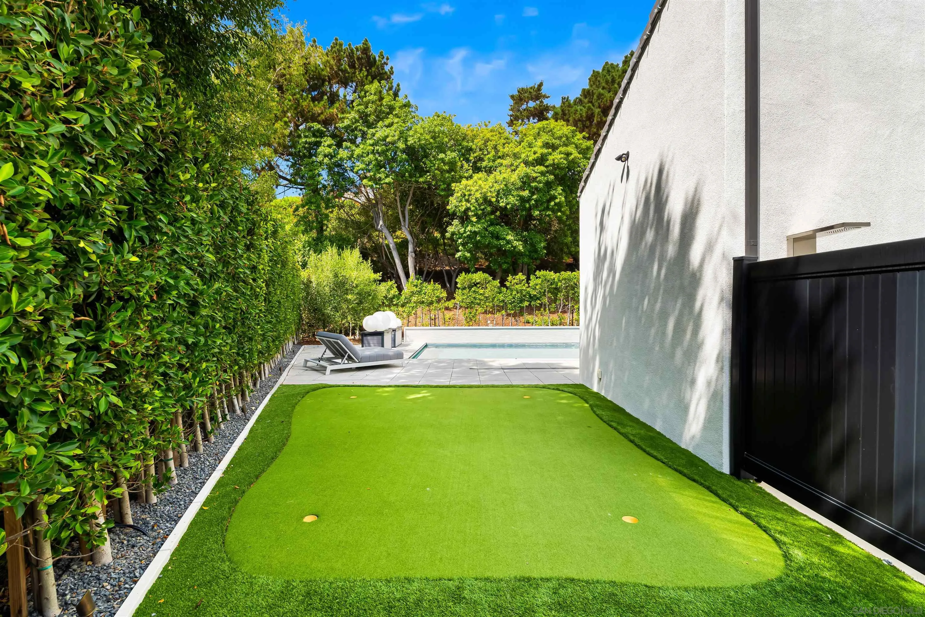 6887 Avenida Andorra