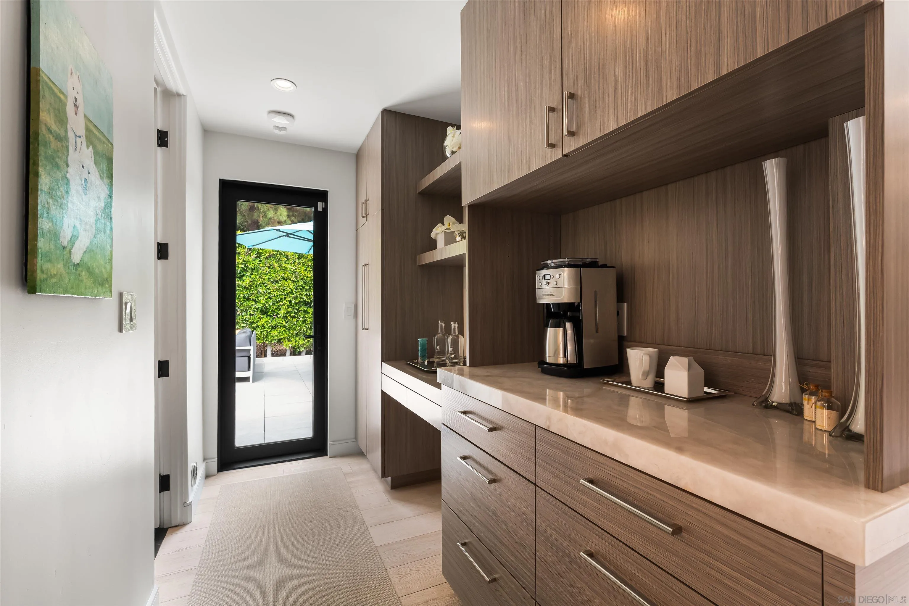 6887 Avenida Andorra