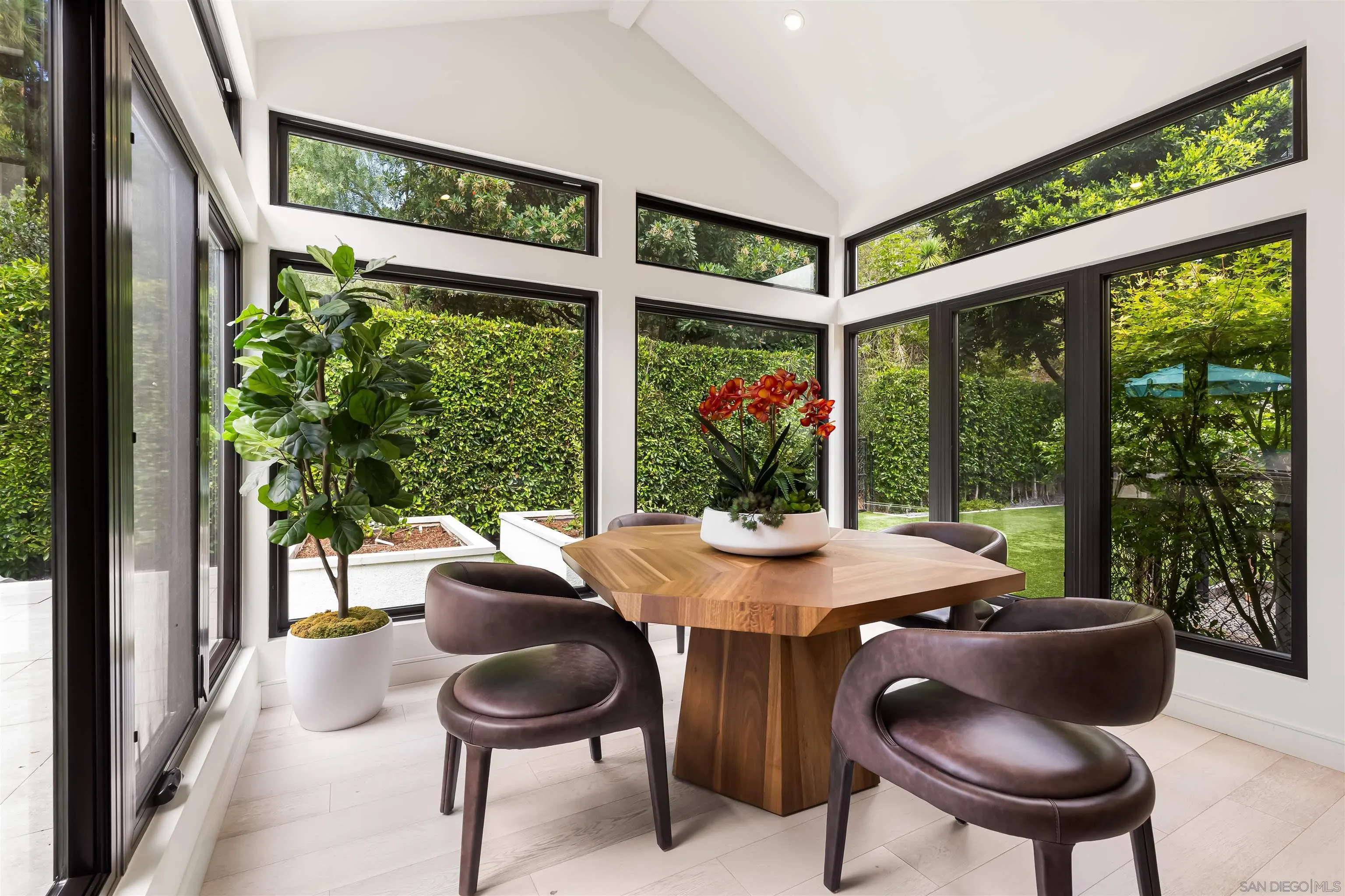 6887 Avenida Andorra