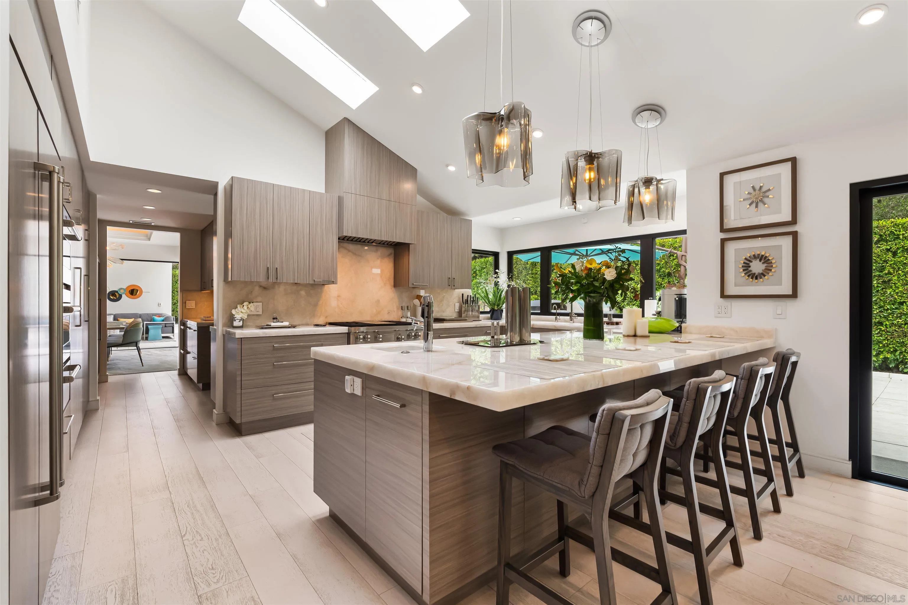 6887 Avenida Andorra