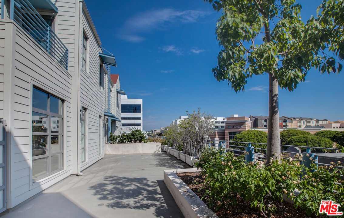 1358 4th St Unit: PH-D