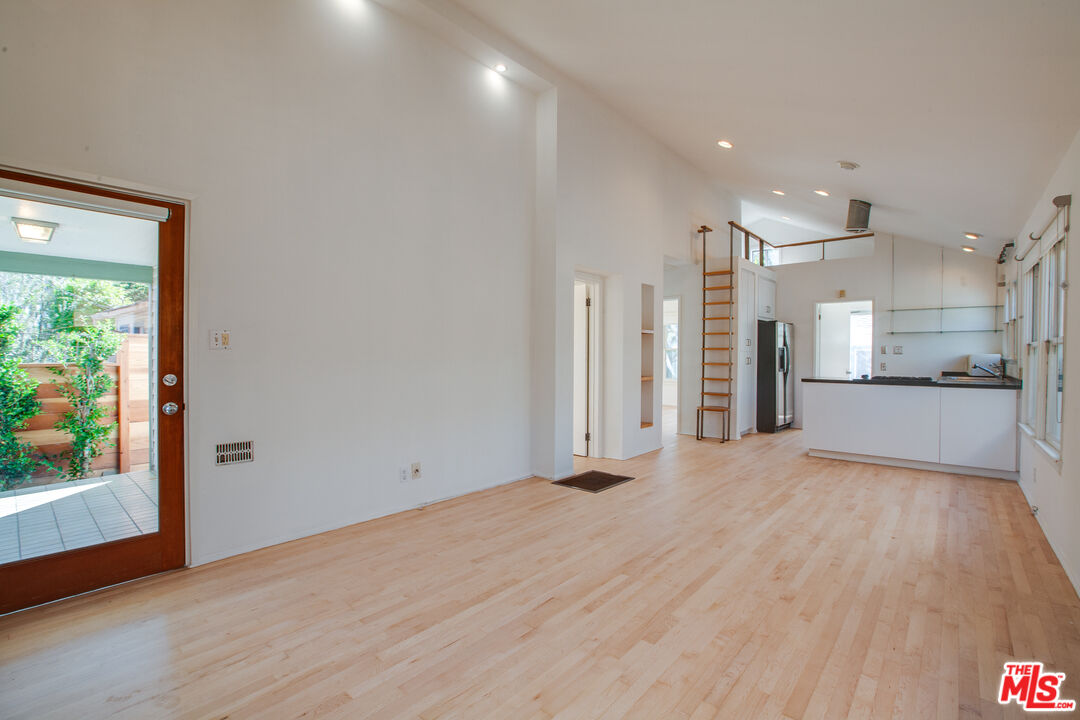 1548 Cabrillo Ave