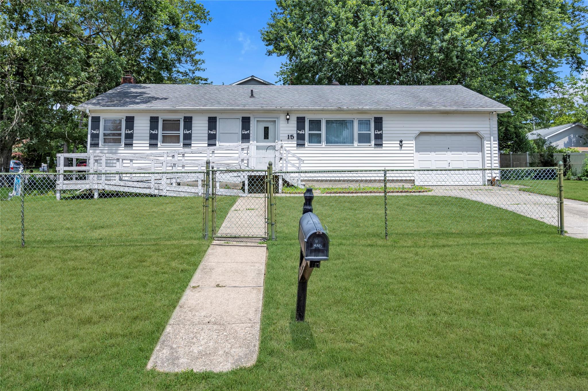 15 Pinelawn Avenue