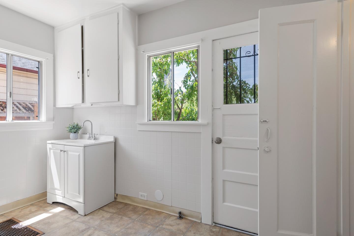 1633 E San Fernando ST