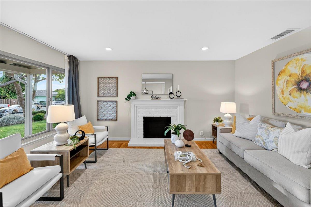 856 Linda Vista Street