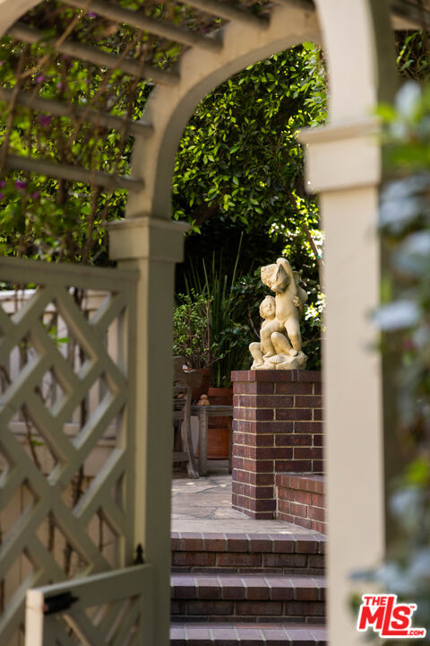 1612 Sunset Plaza Dr