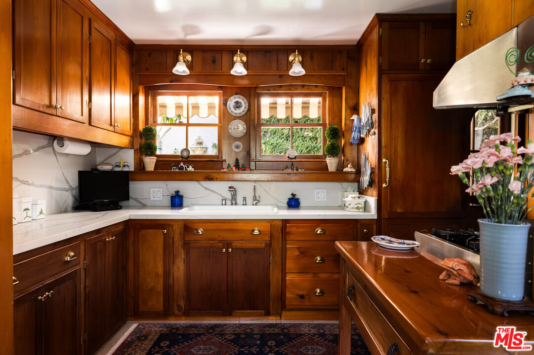 1612 Sunset Plaza Dr