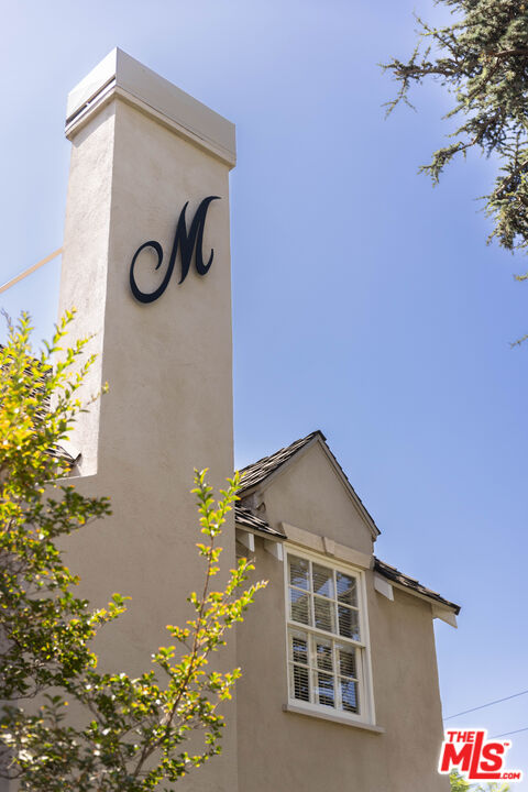 1612 Sunset Plaza Dr