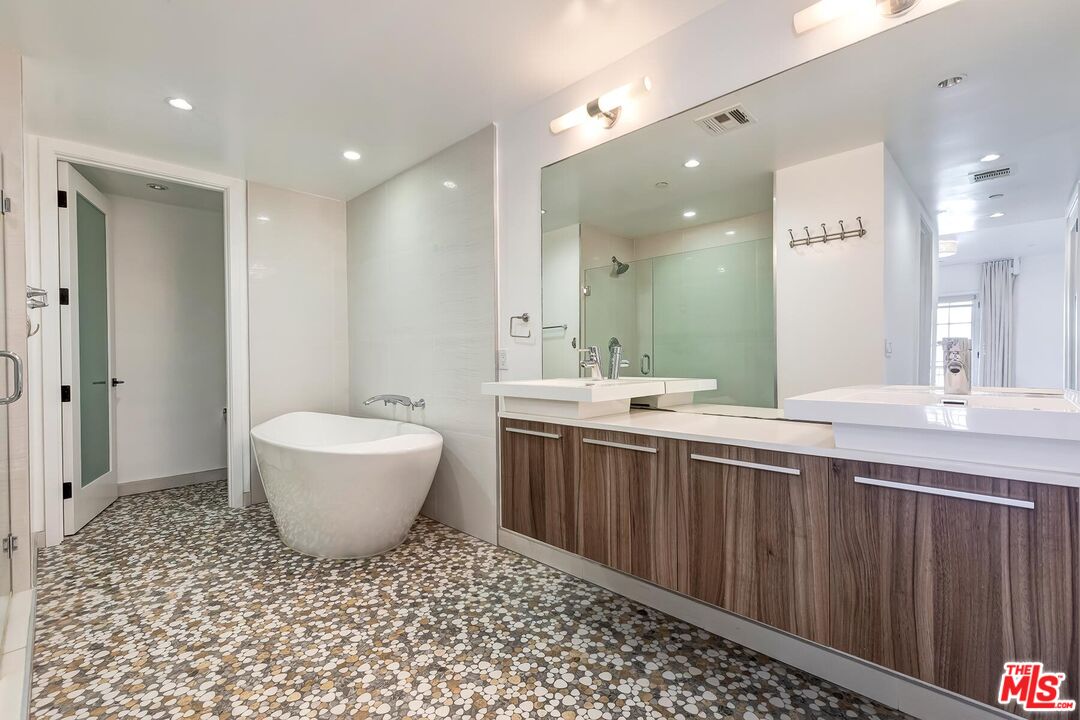 225 S Hamilton Dr Unit: 106